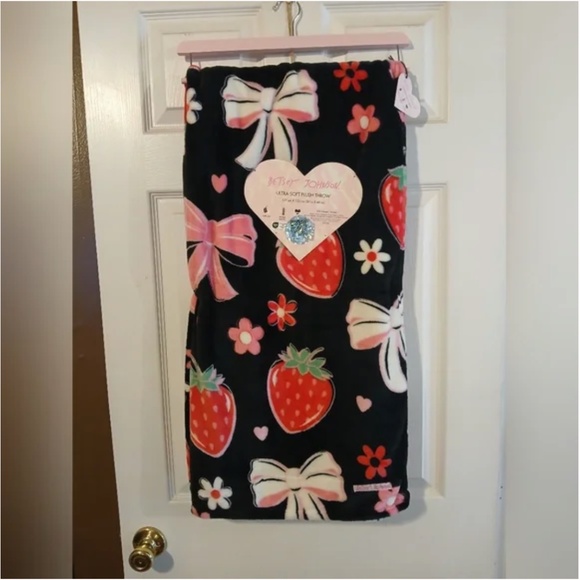 Betsey Johnson NWT Strawberry & Bow 50 ×60 Inch Plush Throw - Picture 1 of 2